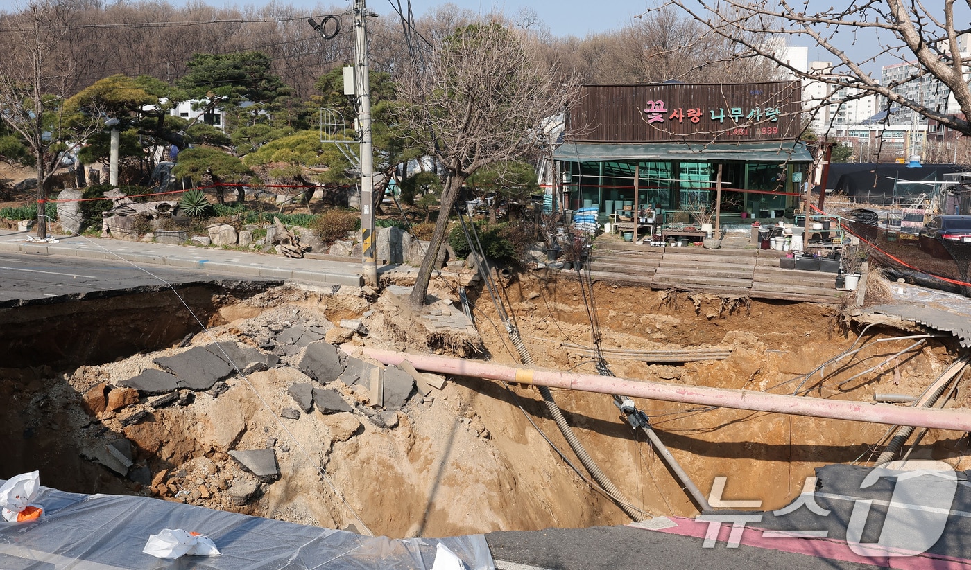 최근 서울과 부산 등 전국에서 '땅 꺼짐' 사고가 빈발하자 대구시가 안전관리 실태 점검과 대책 마련에 나섰다. 사진은 31일 서울 강동구 명일동 대명초등학교 인근 사거리에 발생한 싱크홀(땅 꺼짐) 사고 현장 모습. 2025.3.31/뉴스1 ⓒ News1 김성진 기자