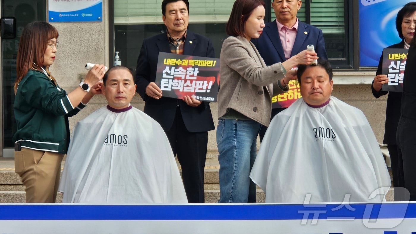 전남 함평군의회가 31일 윤석열 대통령 파면을 촉구하는 삭발식을 갖고 이남오 의장과 모정환 전남도의회 의원이 삭발을 하고 있다.(함평군의회 제공. 재배포 및 DB 금지)