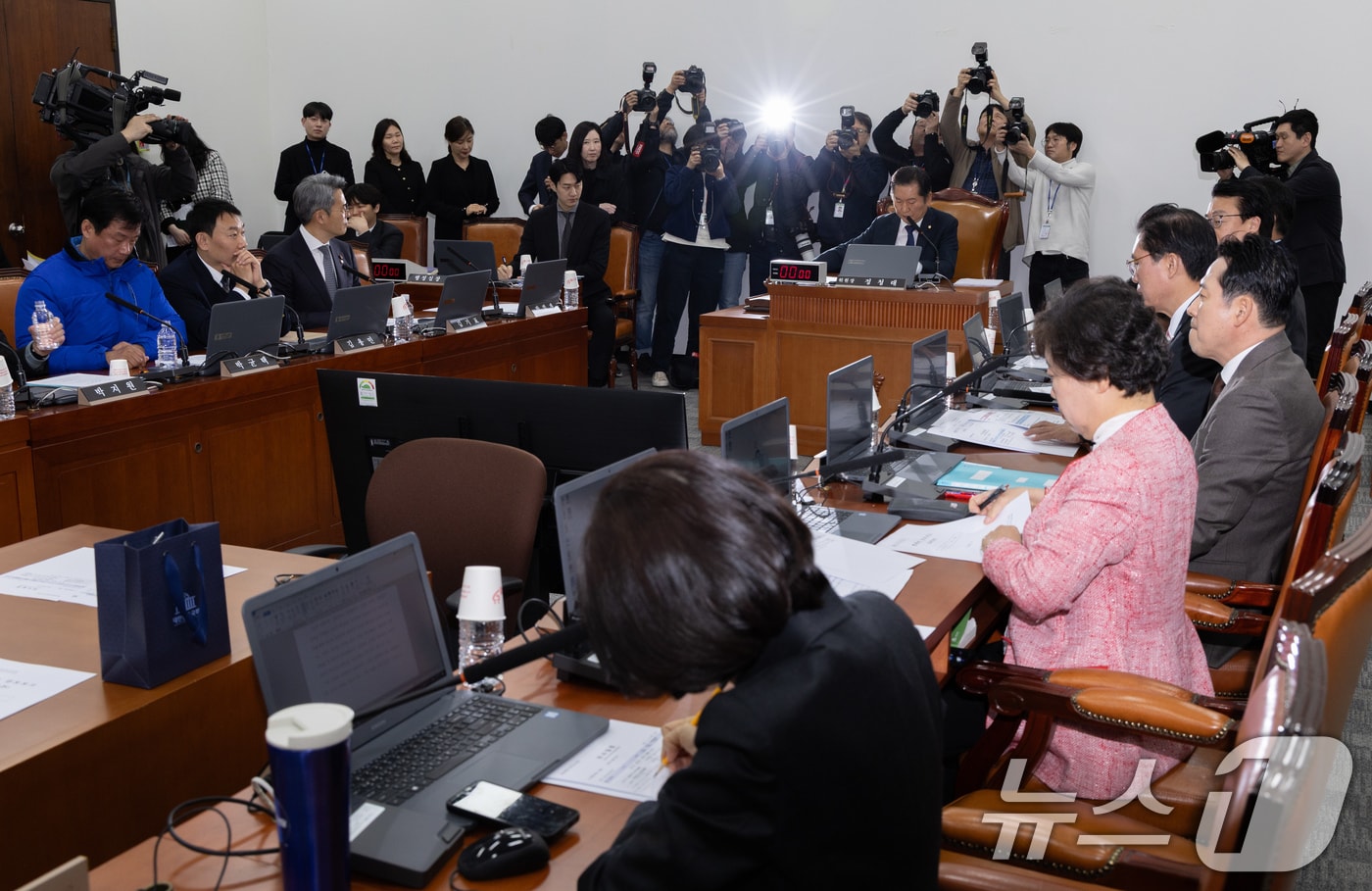 정청래 국회 법제사법위원회 위원장이 31일 오후 서울 여의도 국회에서 열린 제423회 국회(임시회) 법사위 제5차 전체회의에서 의사봉을 두드리고 있다. 2025.3.31/뉴스1 ⓒ News1 이재명 기자