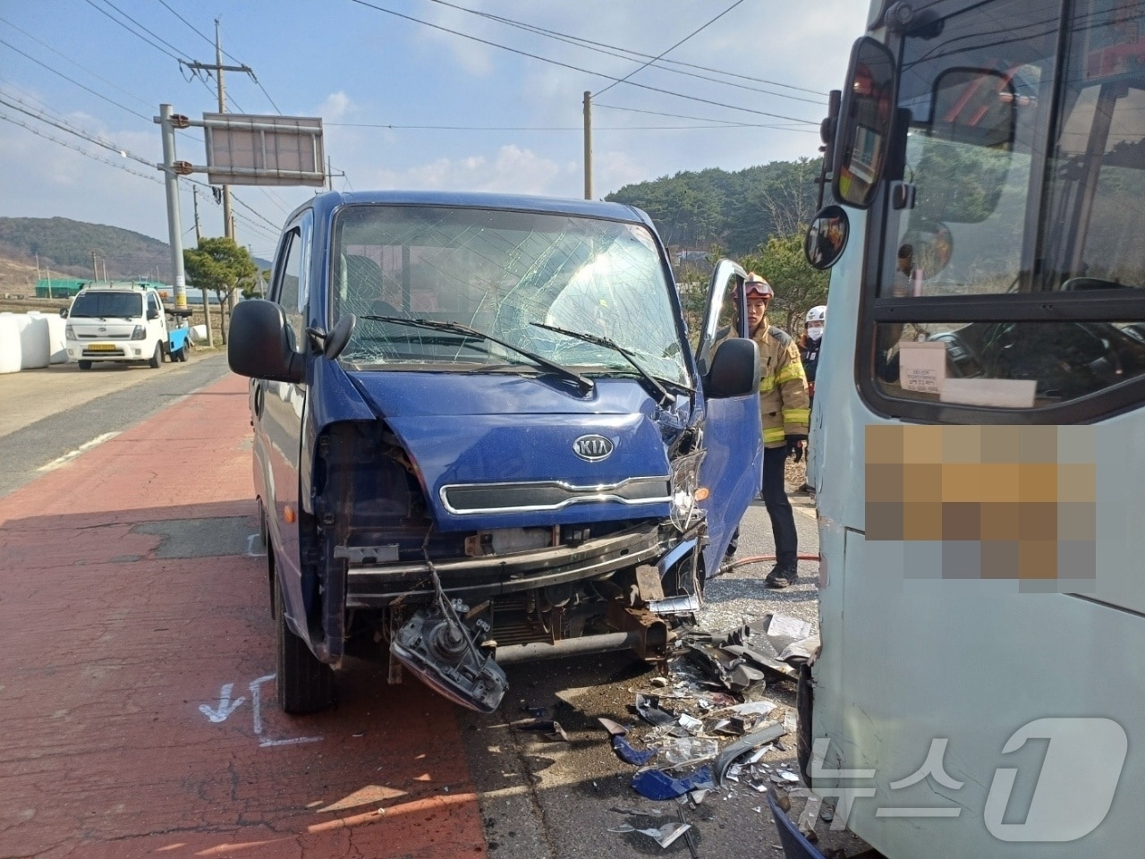 31일 오전 9시 14분께 충남 청양 화성면 한 교차로에서 1톤 화물차가 시내버스가 충돌해 파손된 모습. (청양소방서 제공. 재판매 및 DB금지) /뉴스1
