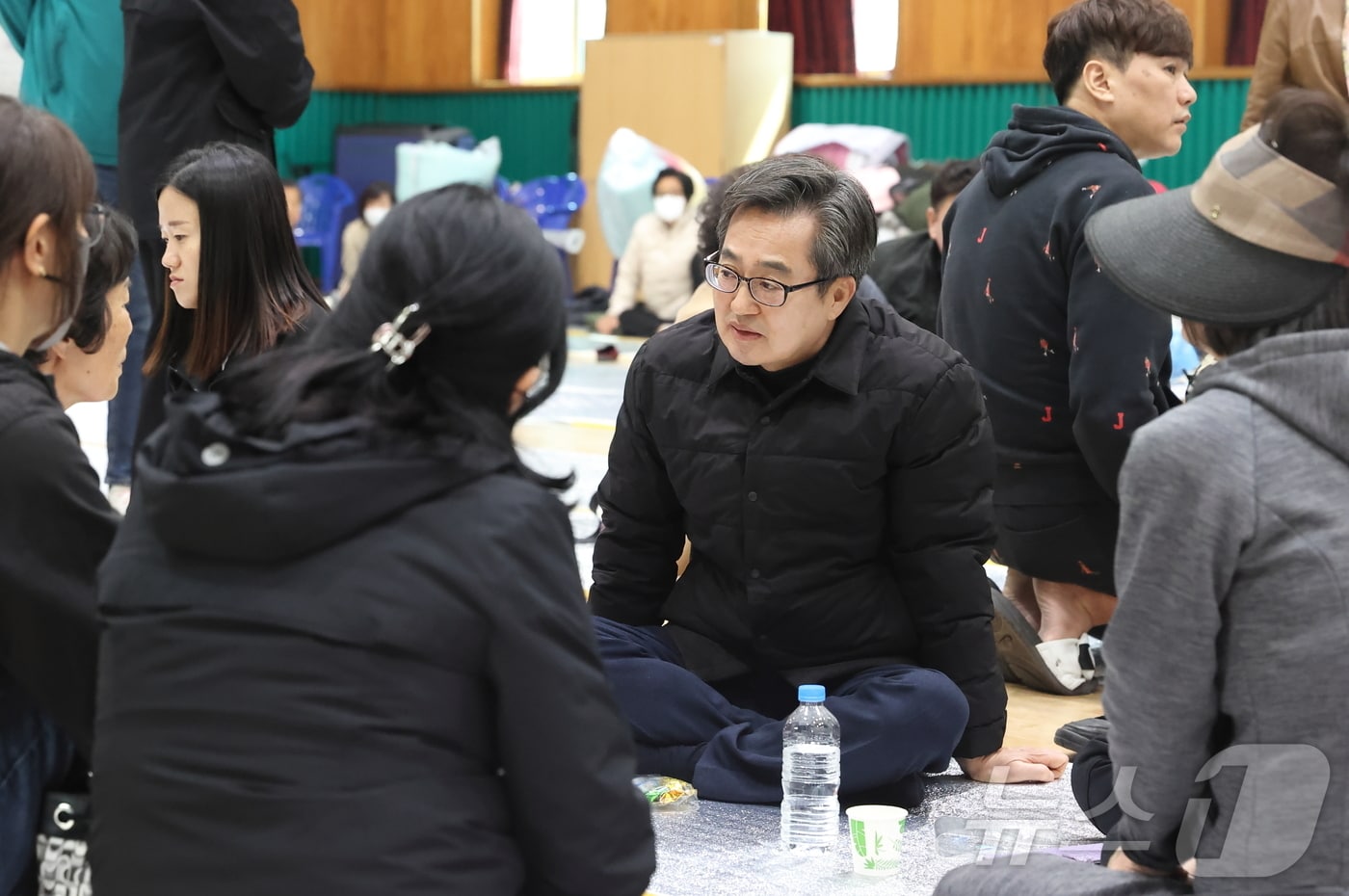 경북지역 산불 피해 이재민 대피소를 방문한 김동연 경기도지사.(경기도 제공, 재판매 및 BD 금지)