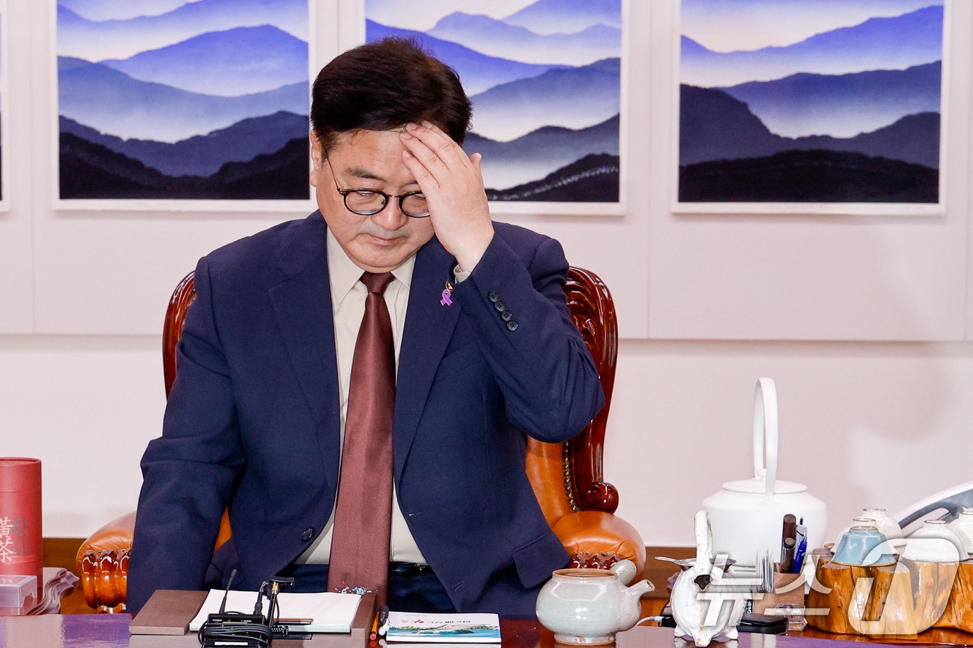 우원식 국회의장이 31일 오후 서울 여의도 국회에서 황운하 원내대표를 비롯한 조국혁신당 의원들을 접견하기 앞서 생각에 잠겨 있다. 2025.3.31/뉴스1 ⓒ News1 안은나 기자