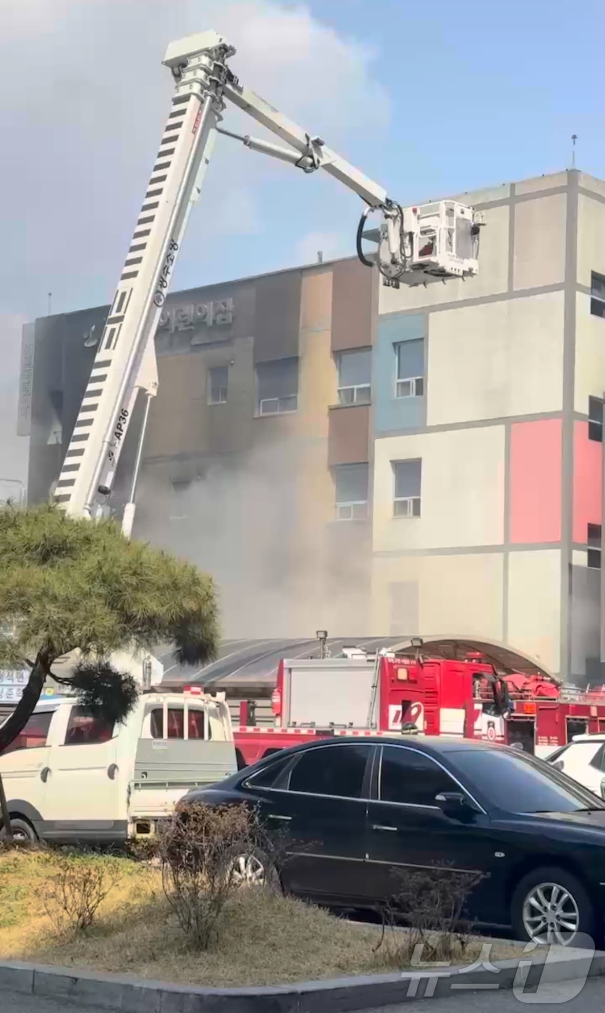 31일 오후 1시 45분쯤 광주 광산구 신가동의 한 어린이집에서 불이 나 소방당국이 진화 작업을 하고 있다. (독자제공. 재판매 및 DB 금지)