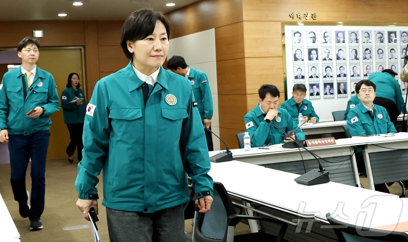 송미령 농림축산식품부 장관이 31일 오후 세종시 정부세종청사 농식품부 대회의실에서 열린 산불 피해 농업인 지원 대책 점검 회의에 참석하고 있다. 2025.3.31/뉴스1 ⓒ News1 김기남 기자