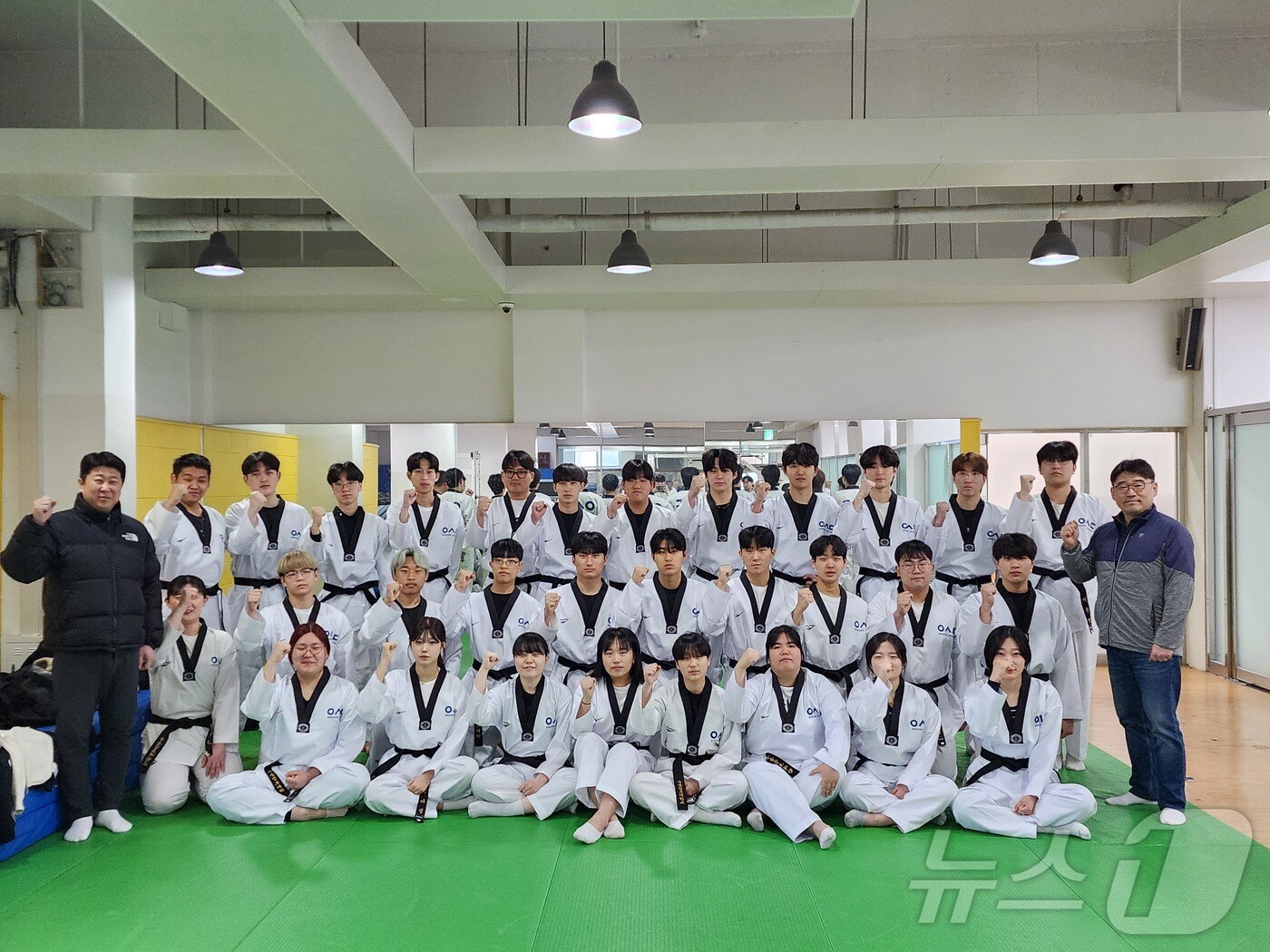 자율전공학부 스포츠운동재활전공 신입생 안원준, 우민서, 오승주가 각각 금메달, 은메달, 동메달을 획득했다. &#40;우송정보대학 제공.재판매 및 DB금지&#41;/뉴스1