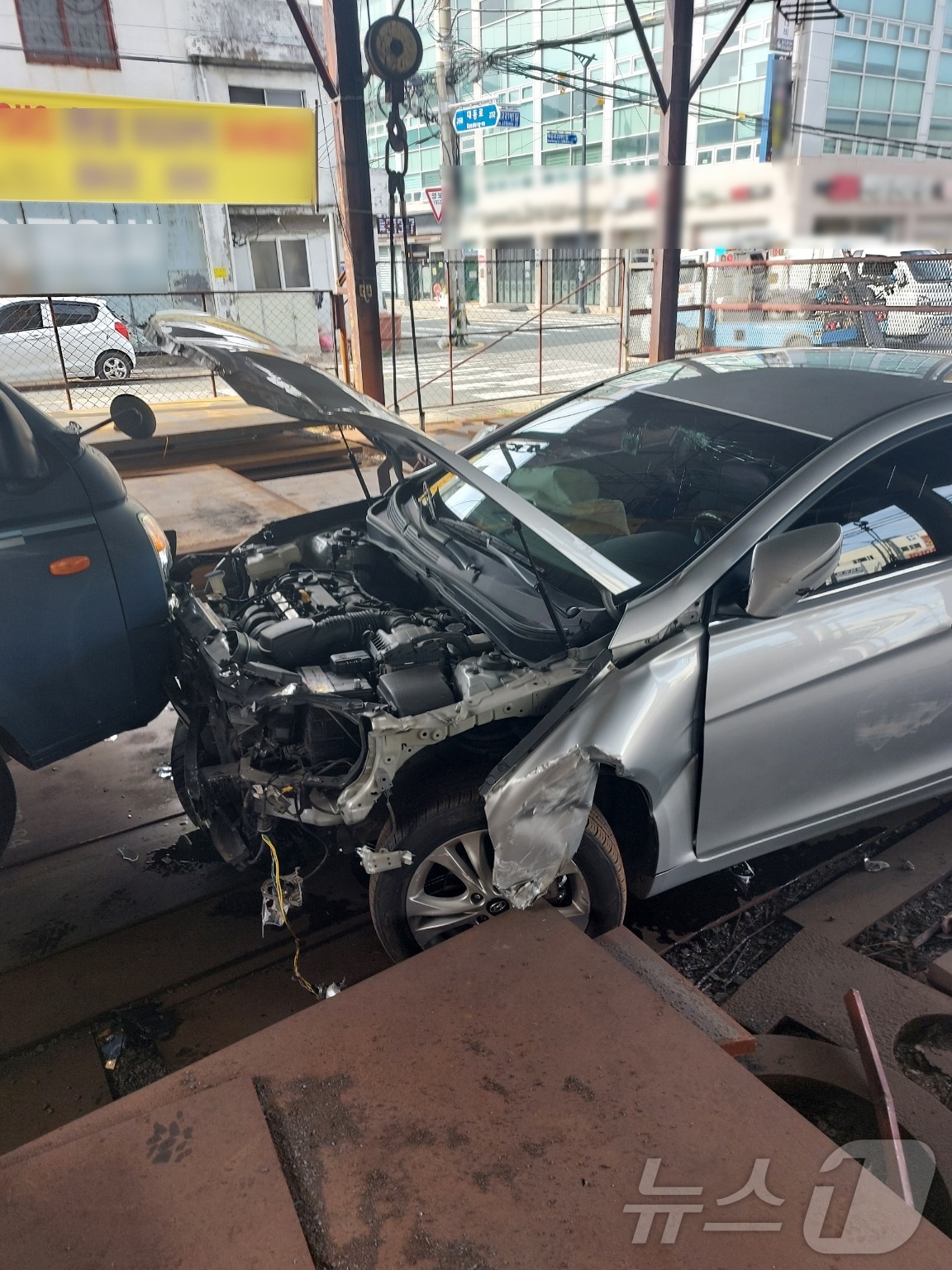 30일 오전 부산 사상구 감전동 3중 추돌사고 현장.(사상경찰서 제공. 재판매 및 DB 금지)