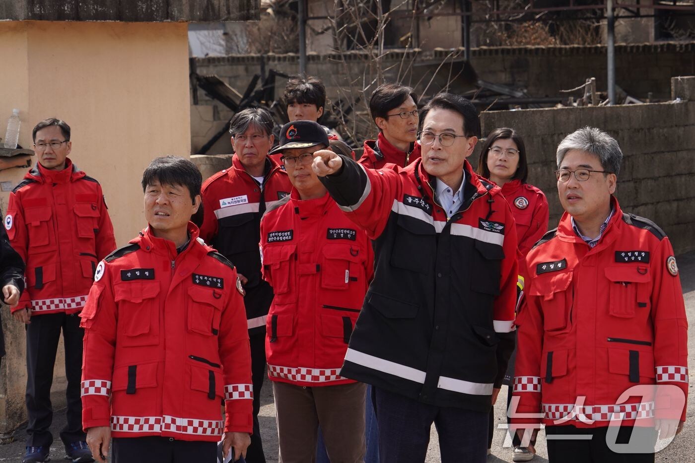 임상섭 산림청장이 31일 울산광역시 울주군 언양읍 산불 피해지에서 이순걸 울주군수와 함께 산불 피해상황을 살피고 있다. &#40;산림청 제공. 재판매 및 DB 금지&#41; 2025.3.31/뉴스1