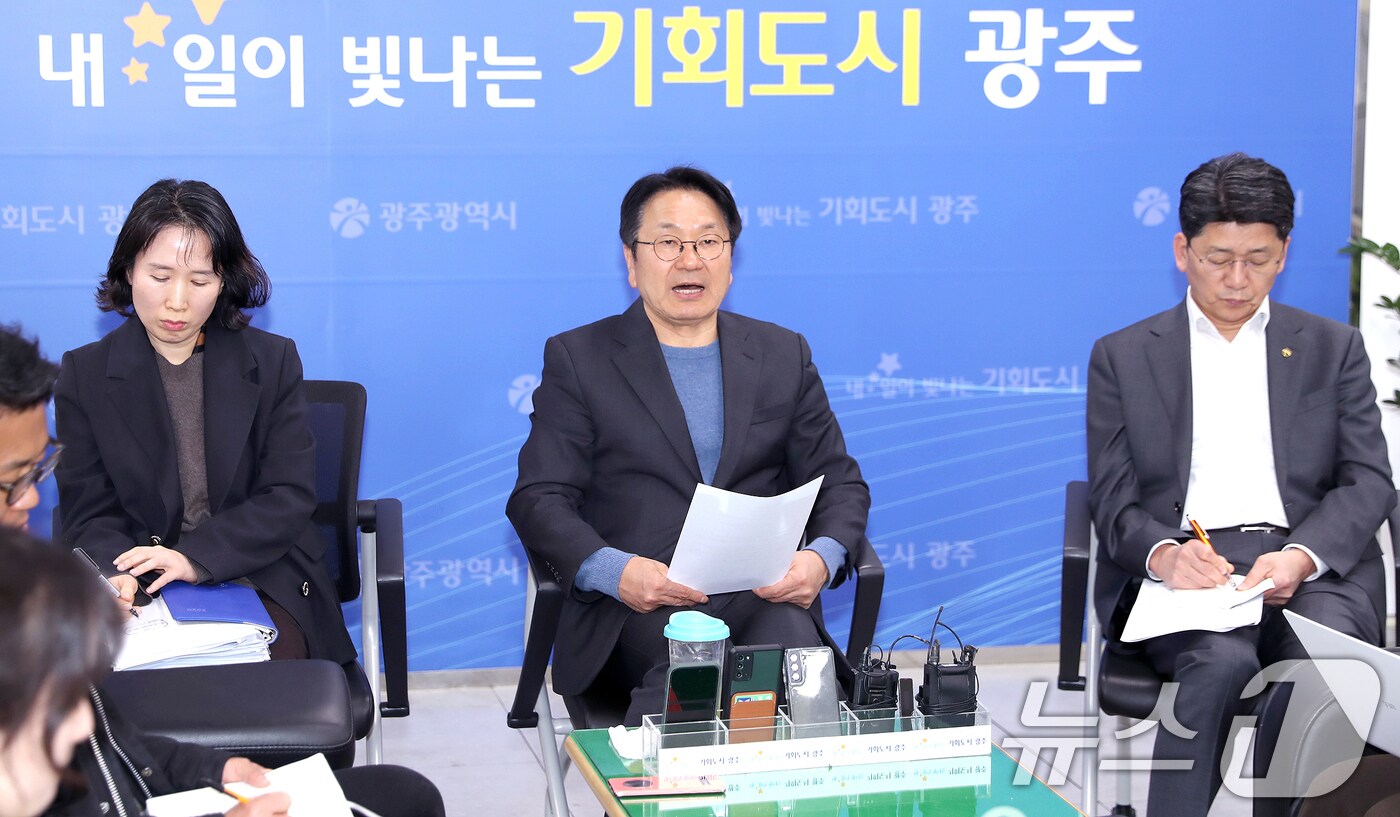 강기정 광주시장이 시청 5층 기자실에서 출입기자들과 차담회를 갖고 시정 주요현안 등에 대해 설명하고 있다.&#40;광주시 제공. 재판매 및 DB 금지&#41; 