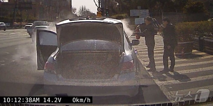 경북 포항남부경찰서 형사팀이 30일 오전 10시쯤 사건 현장 출동 중 승용차 화재 현장을 목격하고 차에 있던 소화기로 불길이 확산되는 것을 막았다.  사진은 형사기동대 차량 블랙박스에 찍힌 진화 장면. &#40;포항남부경찰서제공&#41; 2025.3.31/뉴스1 