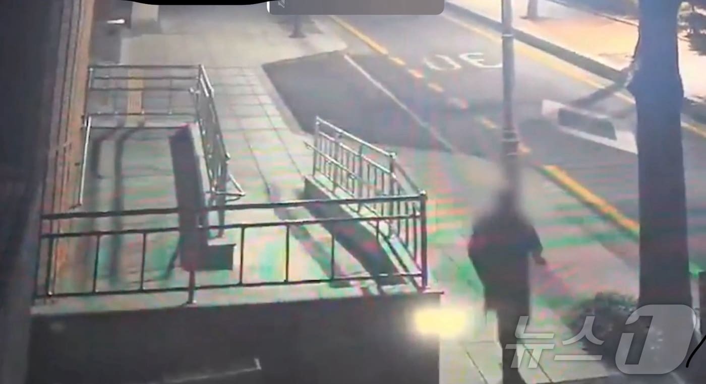 지난 28일 부산 부산진구 범천동 편의점에서 강도를 시도했으나 실패한 40대 남성이 도주하고 있다.(부산진경찰서 제공 영상 갈무리. 재판매 및 DB 금지)