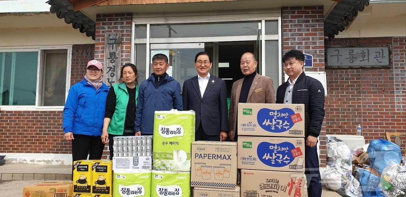 31일 임승식 전북자치도의원(오른쪽 세번째)이 화마가 휩쓸고 간 소성면 금동마을을 찾아 위로했다.(의회제공. 재판매 및 DB금지)2025.3.31/뉴스1