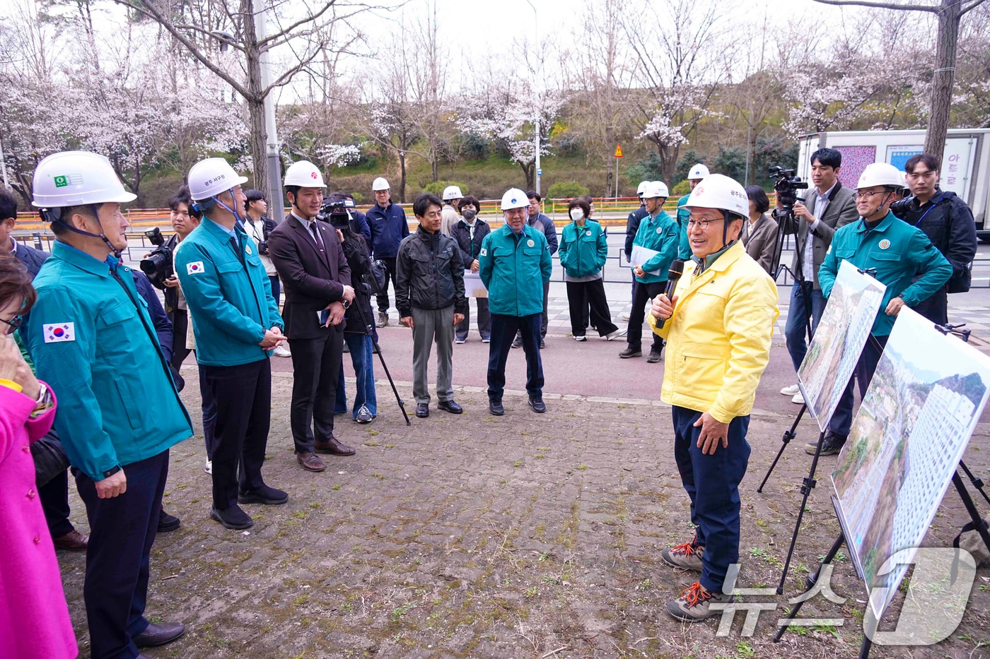 강기정 광주시장이 31일 오후 서구 풍암저수지사거리에서 광주도시철도 2호선 1단계 사업 교통개방구간에 대한 안전점검에 앞서 인사말을 하고 있다.&#40;광주시 제공. 재판매 및 DB 금지&#41; 2025.3.31/뉴스1 