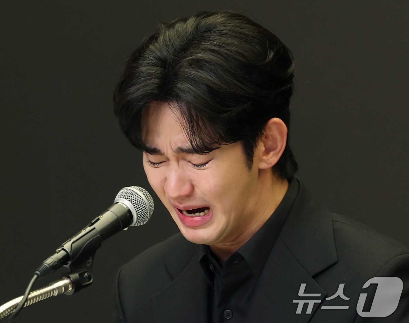 배우 김수현이 31일 오후 서울 마포구 스탠포트호텔에서 긴급 기자회견을 열고 고(故) 김새론이 미성년자일 때부터 교제했다는 의혹을 비롯한 각종 논란에 대해 입장을 밝히고 있다. 2025.3.31/뉴스1 ⓒ News1 권현진 기자