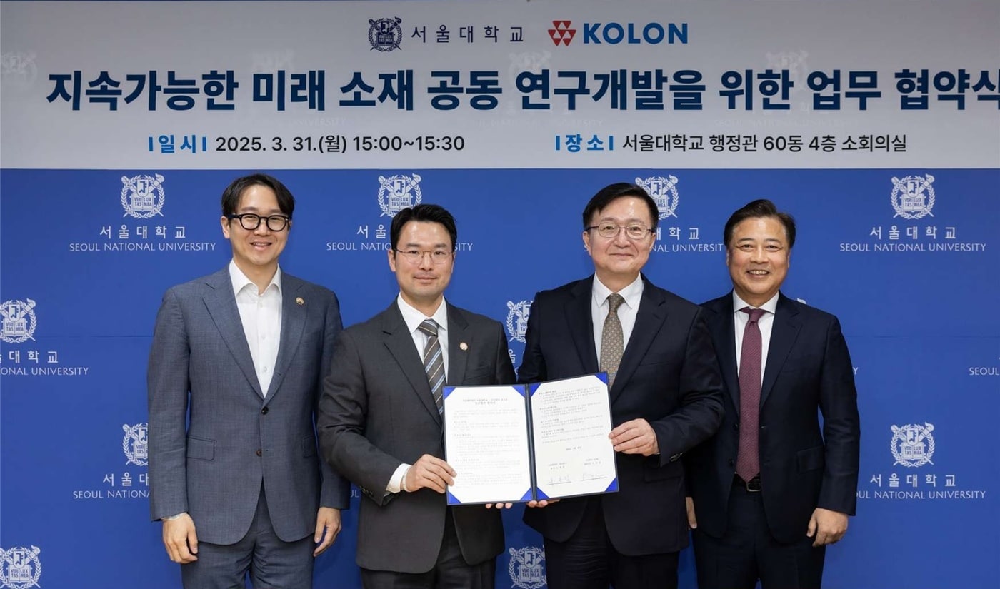 왼쪽부터 안상현 코오롱스페이스웍스 대표이사, 이규호 코오롱그룹 부회장, 유홍림 서울대학교 총장, 곽승엽 서울대학교 산학협력공학인재지원센터장이 체결식에서 기념촬영을 하고 있다.(코오롱 그룹 제공)