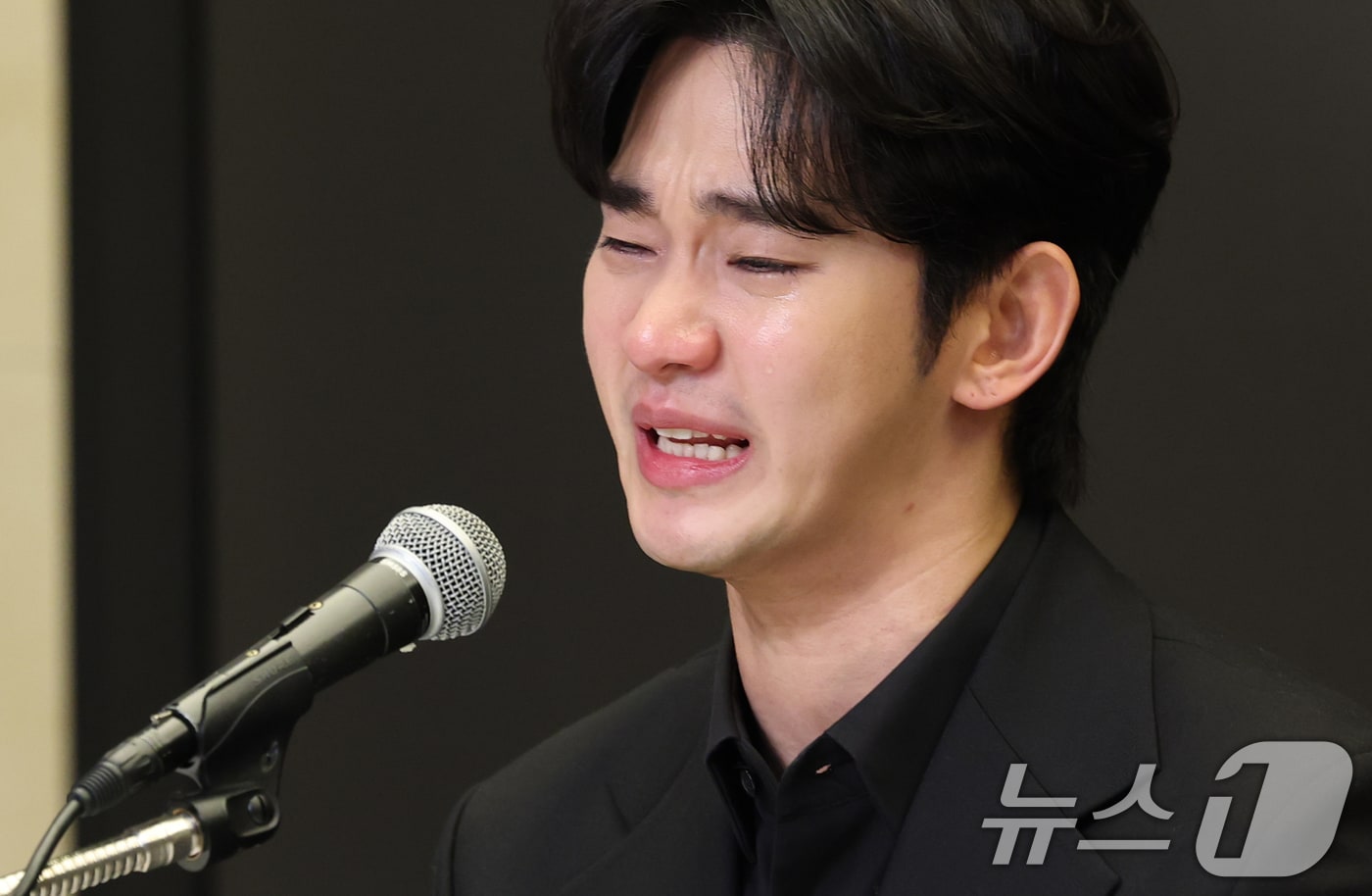 배우 김수현이 31일 오후 서울 마포구 스탠포트호텔에서 긴급 기자회견을 열고 고&#40;故&#41; 김새론이 미성년자일 때부터 교제했다는 의혹을 비롯한 각종 논란에 대해 입장을 밝히고 있다. 2025.3.31/뉴스1 ⓒ News1 권현진 기자