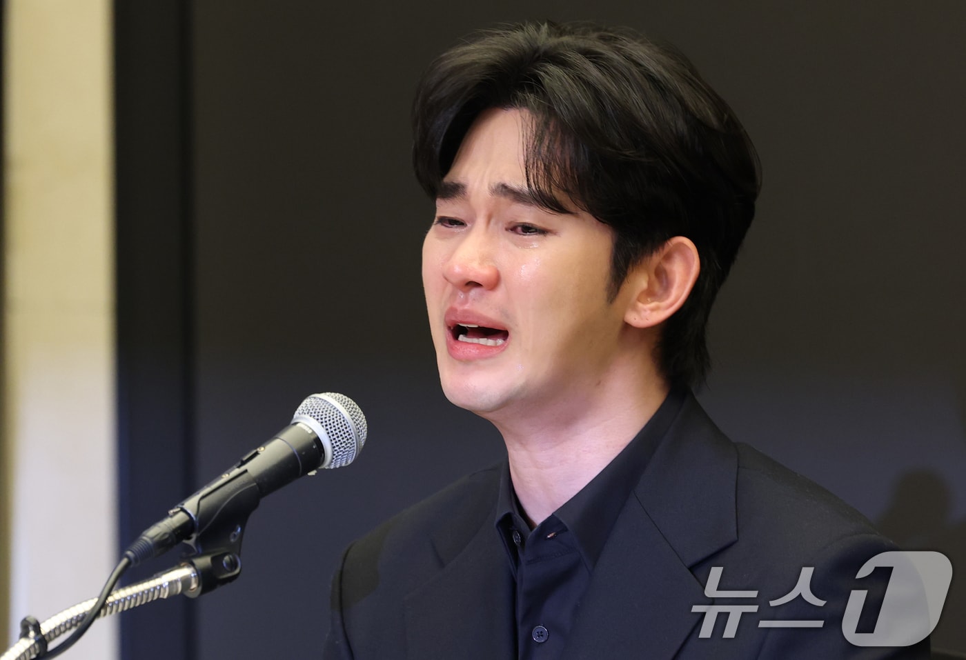 배우 김수현이 31일 오후 서울 마포구 스탠포트호텔에서 긴급 기자회견을 열고 고&#40;故&#41; 김새론이 미성년자일 때부터 교제했다는 의혹을 비롯한 각종 논란에 대해 입장을 밝히고 있다. 2025.3.31/뉴스1 ⓒ News1 권현진 기자