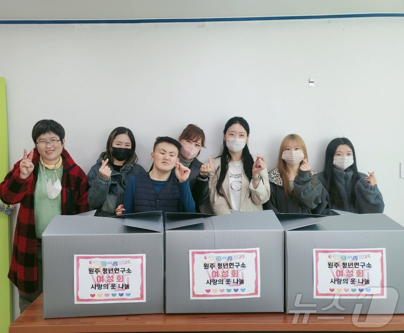 강원 원주청년연구소의 여성회가 31일 '어울림 원주시 발달장애인 주간활동제공기관'을 방문해 '사랑의 옷 나눔' 봉사활동을 했다. (원주청년연구소 여성회 제공. 재판매 및 DB금지) 2025.3.31/뉴스1