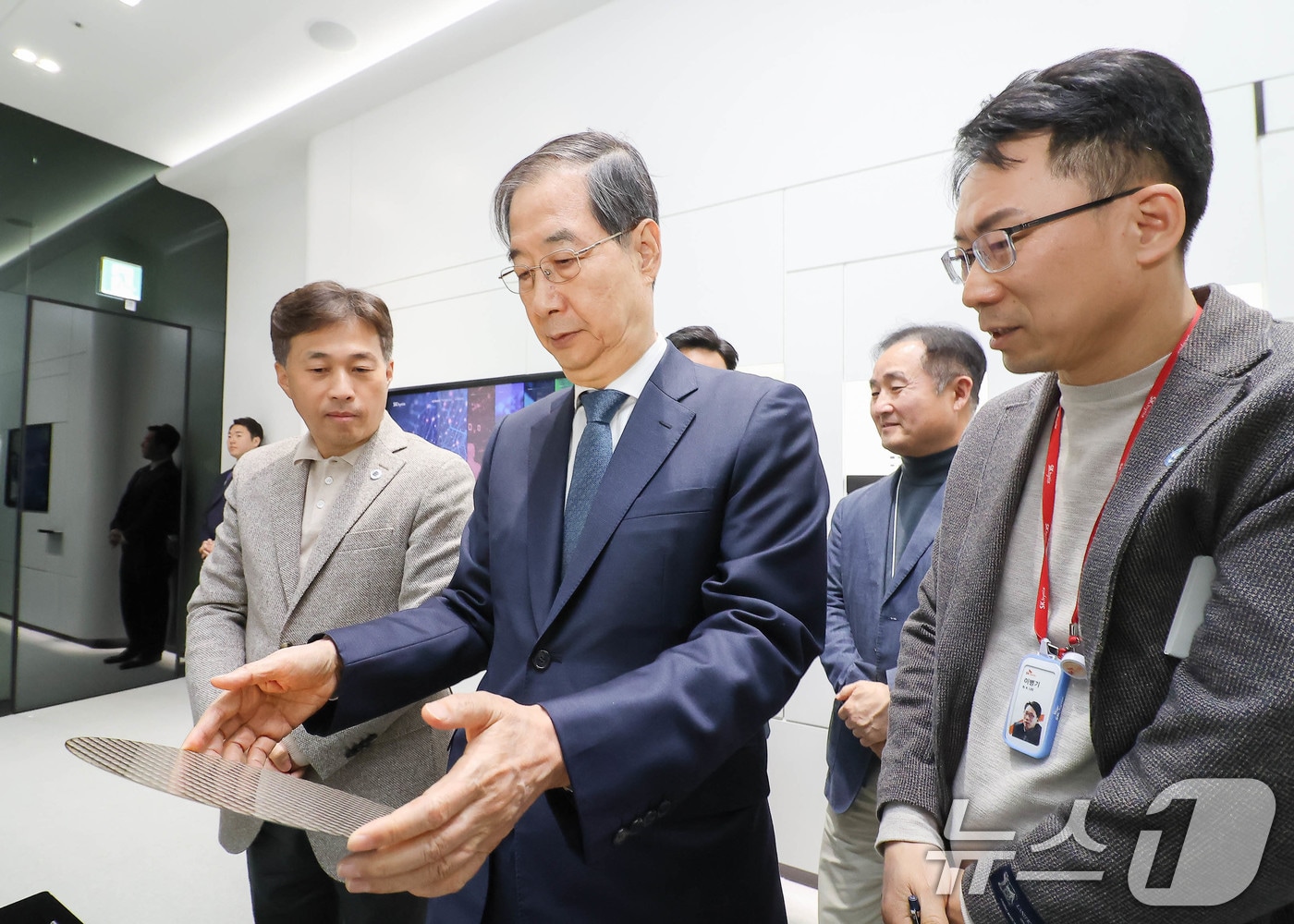 한덕수 대통령 권한대행 국무총리가 31일 경기도 이천 SK하이닉스 이천캠퍼스를 방문, 곽노정 SK하이닉스 대표이사와 메모리반도체 생산 Fab인 'M14 윈도우 투어'를 하고 있다. (SK 제공, 재판매 및 DB 금지) 2025.3.31/뉴스1 ⓒ News1 임세영 기자