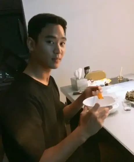 가세연이 공개한 김수현 사진. &#40;&#39;가로세로연구소&#39;&#41;