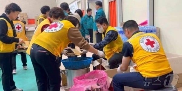 지난 26일부터 경북 안동의 산불 대피소에서 원희룡 전 장관이 봉사활동을 하고 있다.(SNS 커뮤니티. 재판매 및 DB 금지)2025.3.31/뉴스1