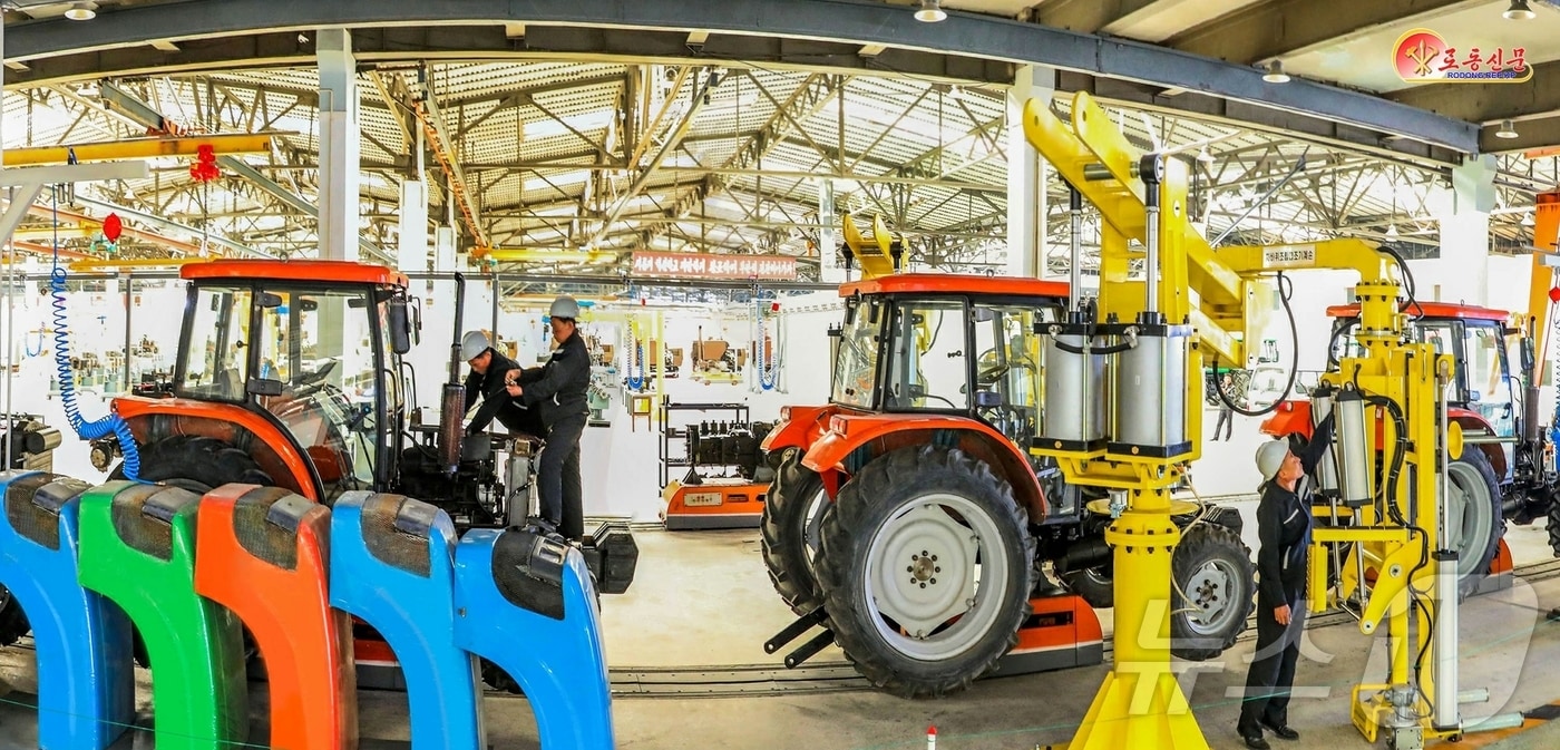 (평양 노동신문=뉴스1) = 북한 노동당 기관지 노동신문은 4일 "위대한 헌신 자욱 위에 펼쳐지는 농촌 기계화의 새 역사"라면서 금성뜨랙또르(트랙터)공장을 조명했다. [국내에서만 사용가능. 재배포 금지. DB 금지. For Use Only in the Republic of Korea. Redistribution Prohibited] rodongphoto@news1.kr