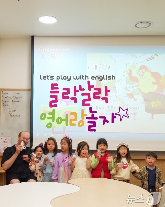 들락날락 영어랑 놀자 프로그램 참가 어린이들이 선생님과 함께 기념 사진을 찍고 있다.(부산시청 제공. 재판매 및 DB 금지)