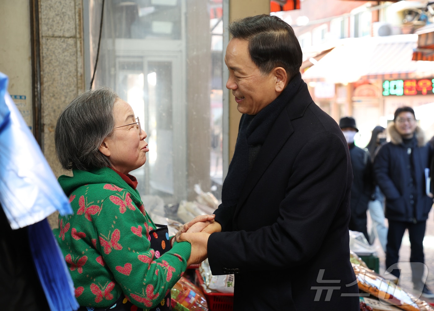 영동시장 상인과 대화를 나누는 조성명 강남구청장.(강남구청 제공)