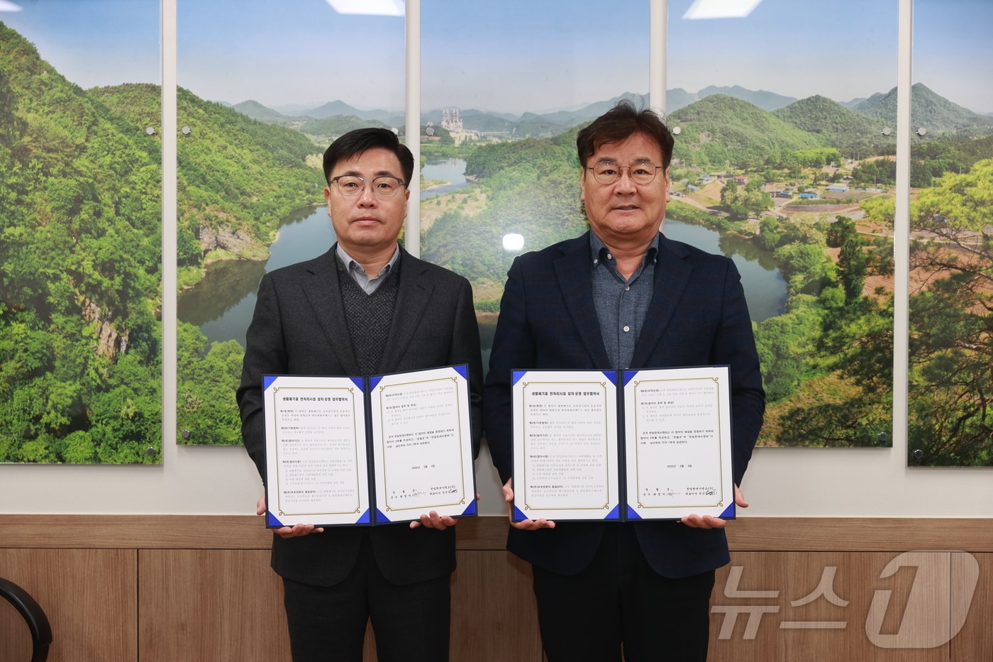 강원 영월군이 4일 청사에서 지역 시멘트 회사인 한일현대시멘트㈜와 생활폐기물 자원화 시설 구축을 위한 업무협약을 맺었다. (영월군 제공. 재판매 및 DB금지) 2025.3.4/뉴스1