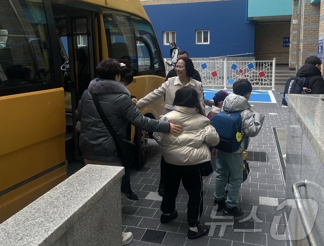 저출산에 따른 학령인구 감소 등의 여파로 폐교된 대구 북구 서변초등학교 조야분교장 학생들이 4일 본교인 서변초등학교로 처음 등교했다. (대구교육청 제공. 재판매 및 DB 금지) 2025.3.4/뉴스1