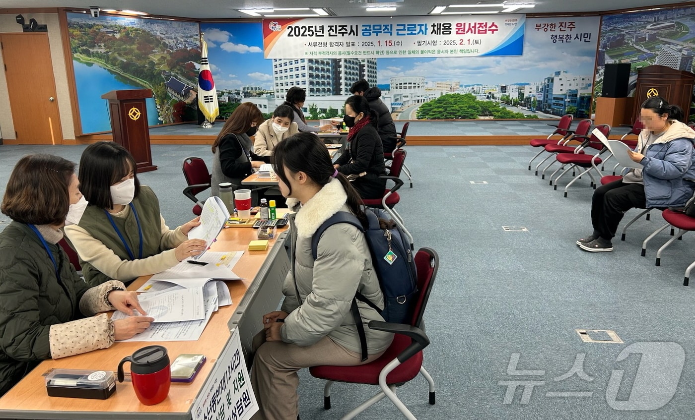 진주시 공무직 근로자 채용 시험 원서 접수 장면(진주시 제공. 재판매 및 DB금지).