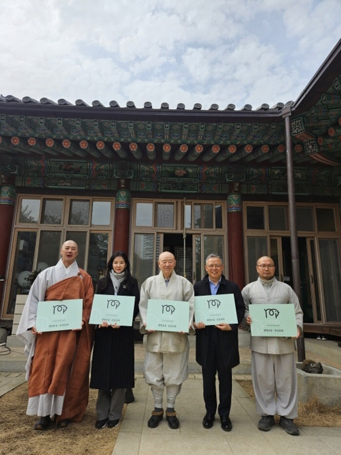 좌측부터 대한불교조계종 감사국장 덕운스님, 최현정대표, 봉은사 원명주지스님 / 사진-미앤펫캠페인 제공