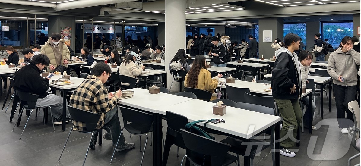 대구시는 4일 올해 농림축산식품부 '2025 천원의 아침밥 지원사업'에 선정된 지역 7개 대학에 시비를 지원한다고 밝혔다. 사진은 지난해 천원의 아침밥 사업에 참여한 경북대 학교 식당. (대구시 제공. 재판매 및 DB 금지)/뉴스1