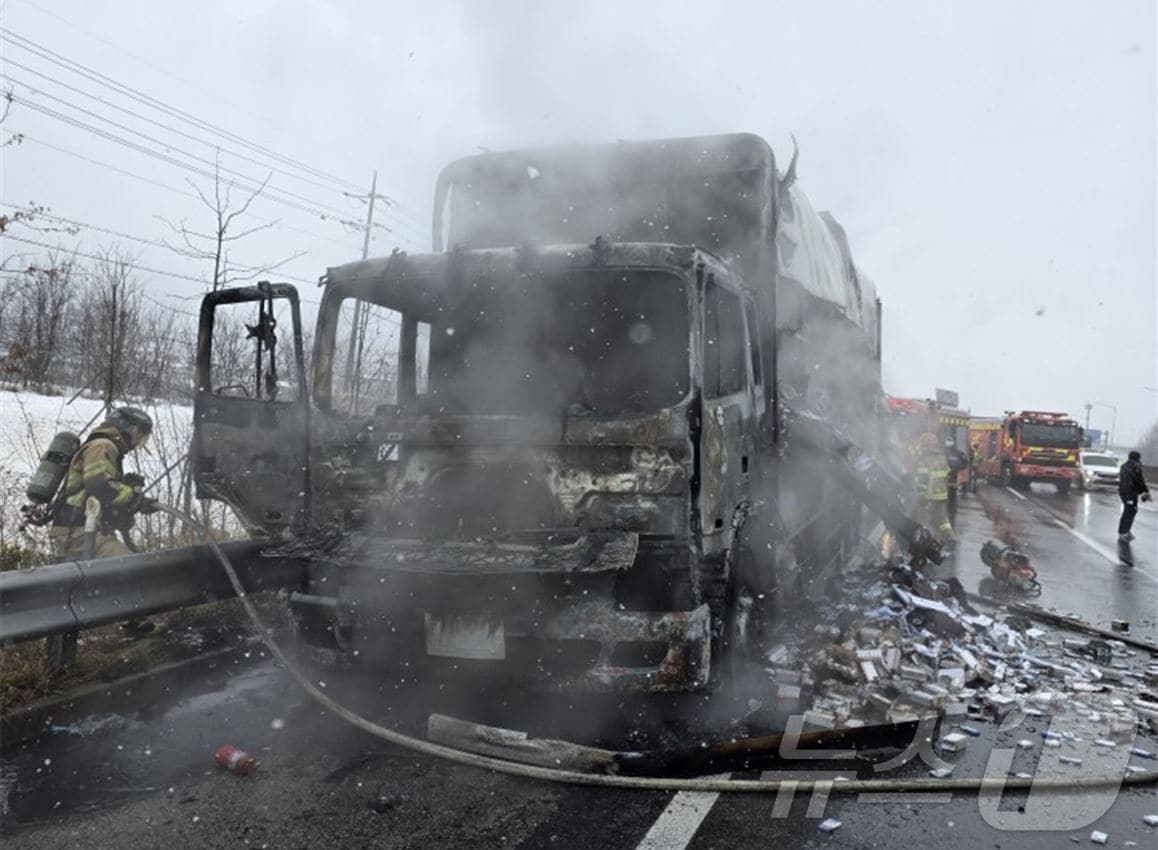 4일 오전 10시47분쯤 경북 김천시 남면 초곡리 경부고속도로 부산 방면 191km 지점에서 담배를 싣고 달리던 6.5톤 화물차에서 불이 나 새까맣게 탔다. (경북소방본부 제공. 재판매 및 DB금지) 2025.3.4/뉴스1