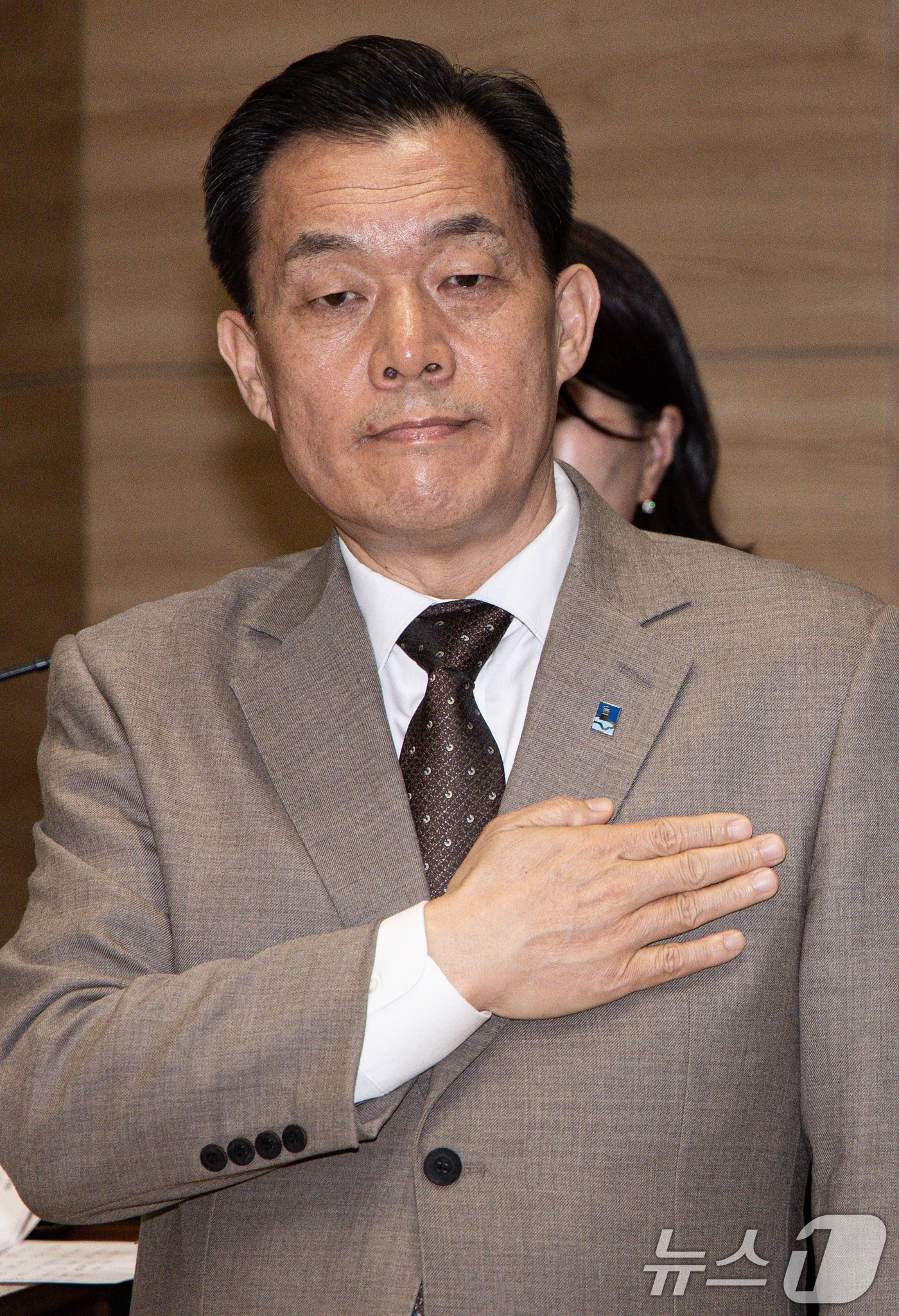 이재준 수원시장이 4일 오후 서울 여의도 국회 의원회관에서 열린 참좋은지방정부위원회 출범식에서 국민의례를 하고 있다. 2025.3.4/뉴스1 ⓒ News1 이재명 기자