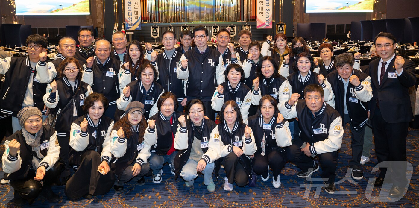 대구한의대학교 영덕지역돌봄학과 신입생들이 대구 인터불고 호텔에서 첫 신입생 입학식을 마친 후  김광열 영덕군수 등과 함께 기념촬영을 하고 있다. (영덕군제공, 재판매 및 DB 제공) 2025.3.4/뉴스1