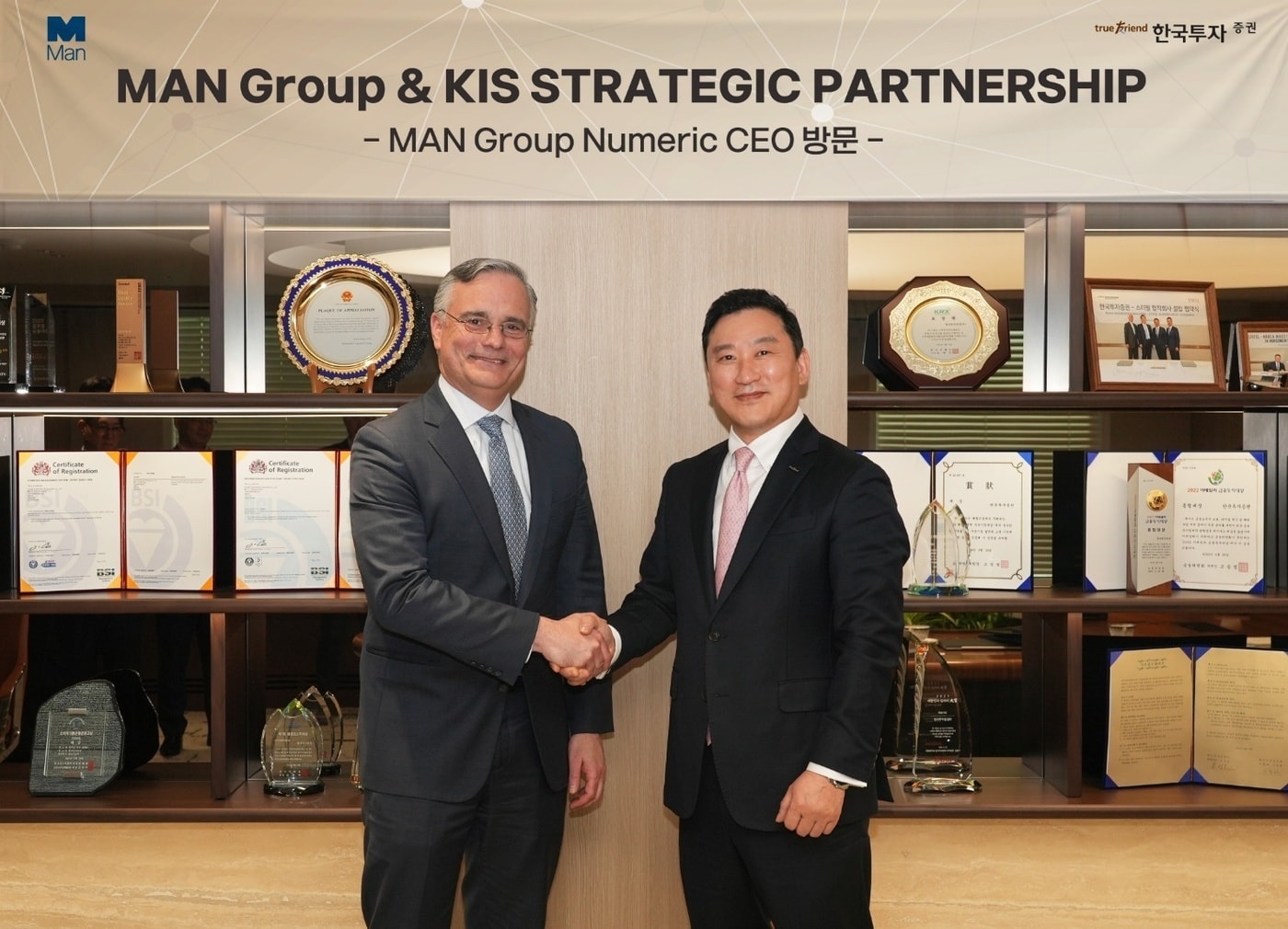 한국투자증권 김성환 사장(오른쪽)이 Man Group 그레고리 본드(Gregory Bond)북미대표 겸 Man Numeric 대표(윗 사진)와 Alliance Bernstein 오너 에르잔(Onur Erzan)대표(아래 사진쪽)를 각각 만나 양사간 업무협력강화에 대한 의견을 교환하고 악수하고 있다. (한국투자증권 제공)