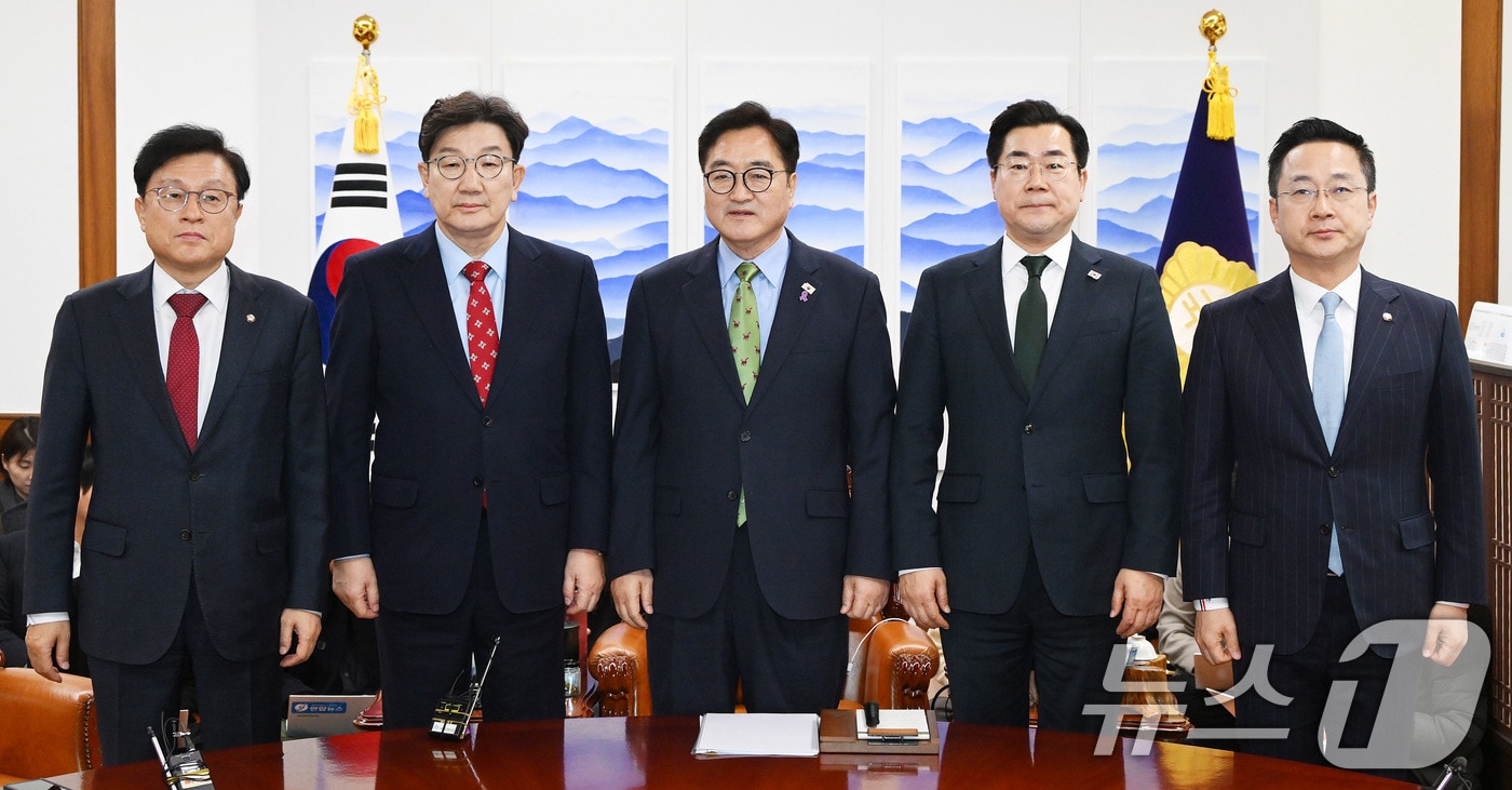 권성동 국민의힘 원내대표와 우원식 국회의장, 박찬대 더불어민주당 원내대표가 4일 서울 여의도 국회에서 열린 국회의장 주재 여야 원내대표 회동에 참석해 기념촬영을 하고 있다. (공동취재) 2025.3.4/뉴스1 ⓒ News1 이광호 기자