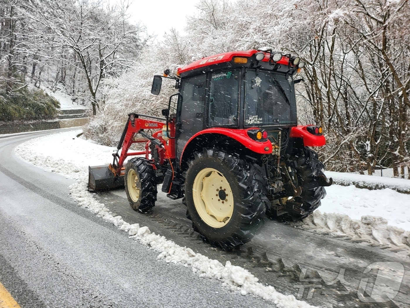 4일 오후 경북 경주시에 대설 경보가 발령된 가운데 불국사에서 토함산으로 연결되는 도로에서 제설작업이 한창이다.&#40;독자제공, 재판매 및 DB 금지&#41; 2025.3.4/뉴스1 ⓒ News1 최창호 기자