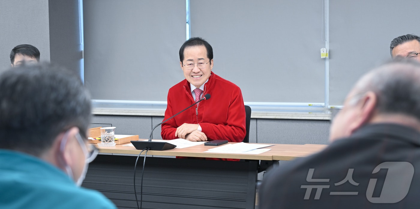 4일 대구시청 산격청사에서 열린 간부회의에서 홍준표 시장이 웃고 있다.(대구시 제공, 재판매 및 DB 금지)