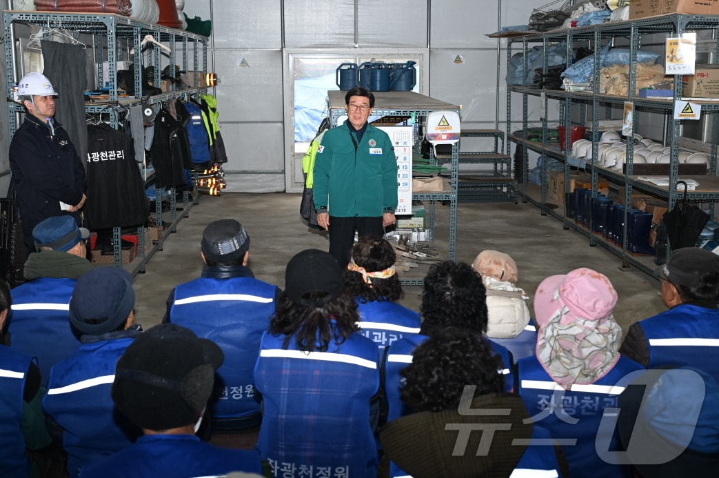 정종복 기장군수가 좌광천정원팀 사업장을 방문해 기간제 근로자를 대상으로 안전보건 교육을 진행하고 있다.(기장군청 제공. 재판매 및 DB 금지)