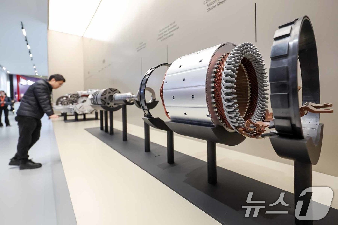 4일(현지시간) 스페인 바르셀로나 피라 그란 비아 전시장에서 열린 '모바일 월드 콩그레스(MWC) 2025'를 찾은 관람객들이 샤오미 부스에서 샤오미 전기차에 탑재되는 로터 부품을 살펴보고 있다. 2025.3.4/뉴스1 ⓒ News1 민경석 기자