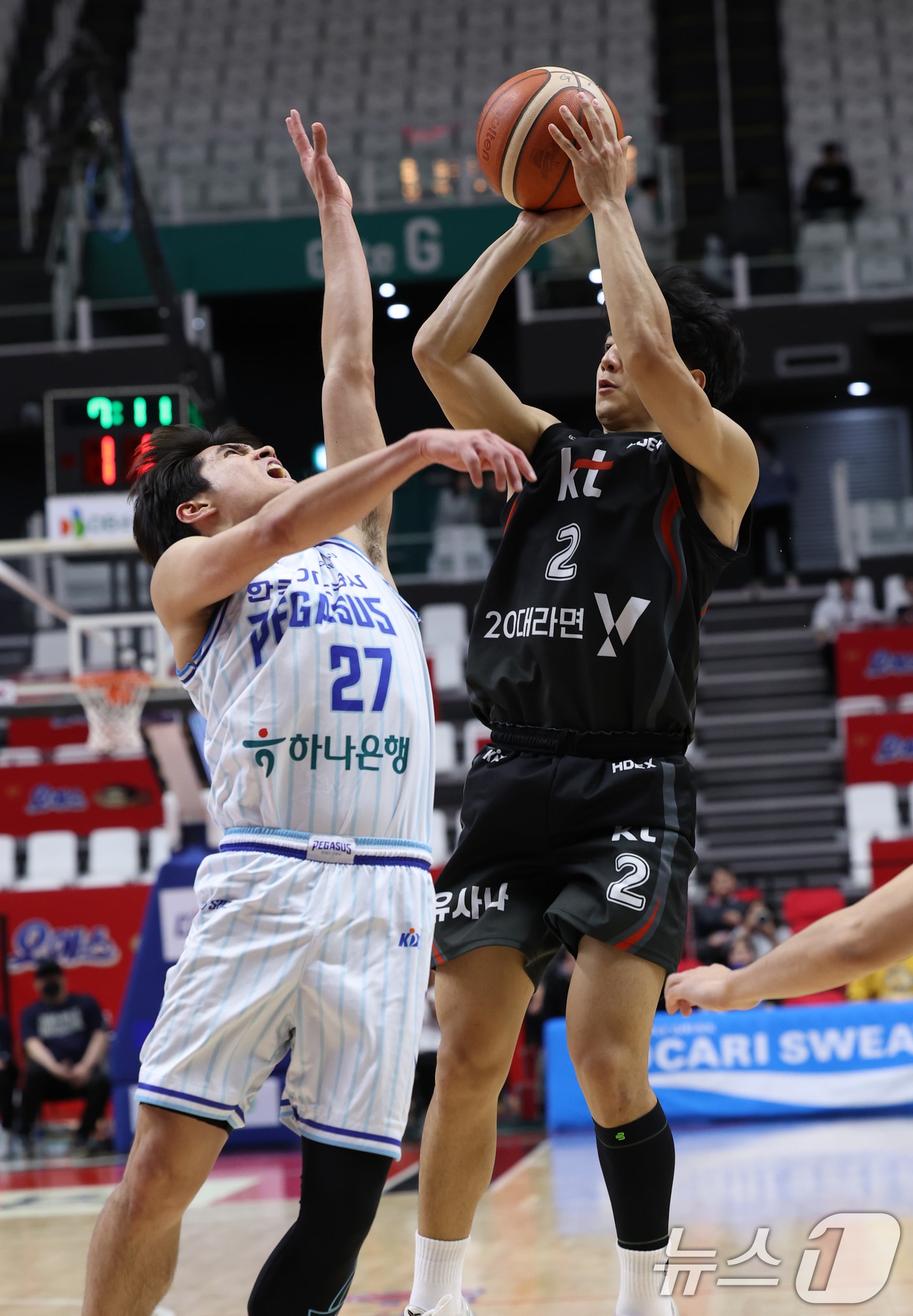 4일 오후 경기 수원시 권선구 수원KT소닉붐아레나에서 열린 '2024-2025 KCC 프로농구' 수원 KT 소닉붐과 대구 한국가스공사의 경기에서 KT 허훈이 슛을 하고 있다. 2025.3.4/뉴스1 ⓒ News1 김영운 기자