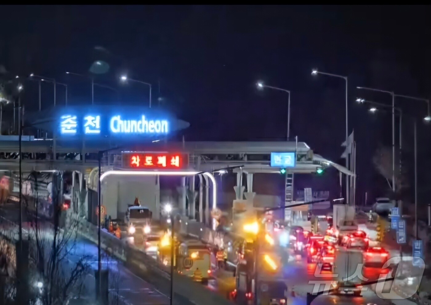 4일 오후 6시 30분쯤 강원 춘천시 중앙고속도로 춘천방향 춘천요금소 하이패스 철제구조물 낙하 수습현장.(고속도로 CCTV 캡처) 2025.3.34/뉴스1