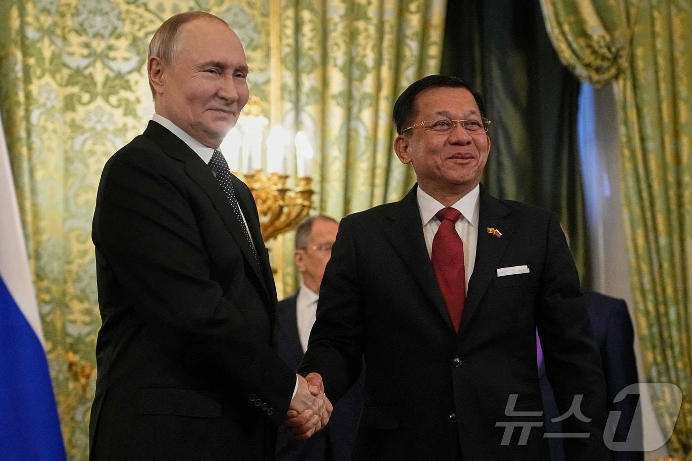 블라디미르 푸틴 러시아 대통령이 2025년 3월 4일 모스크바 크렘린궁에서 열린 회담에서 민 아웅 흘라잉 최고사령관과 악수하고 있다. ⓒ AFP=뉴스1