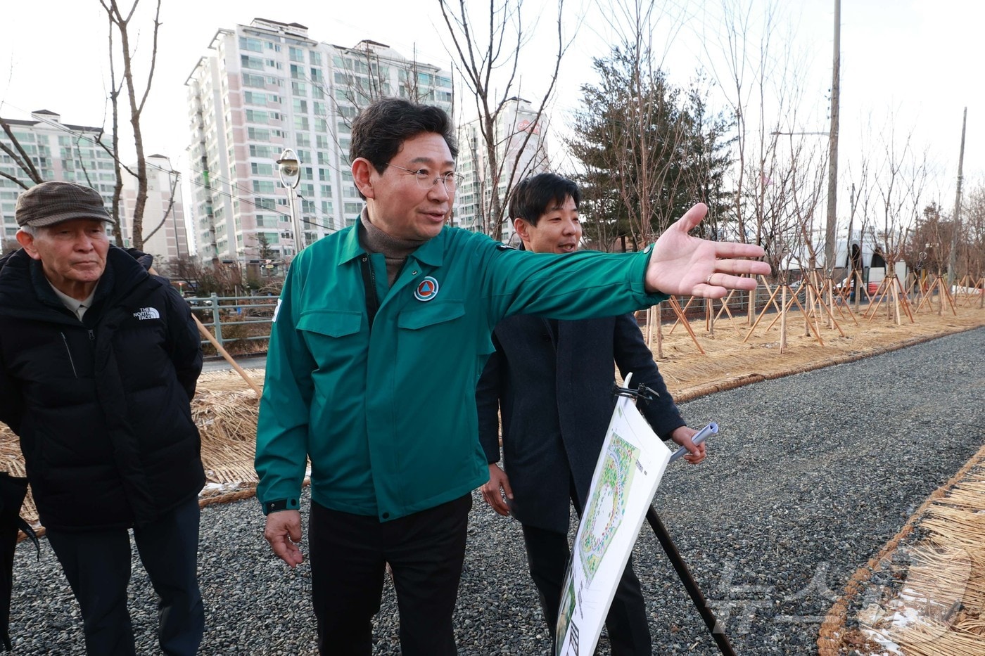 이상일 시장(가운데)이 4일 죽전동 미세먼지 차단 숲 조성 현장에서 공사 상황을 점검을 하고 있는 모습.(용인시 제공)