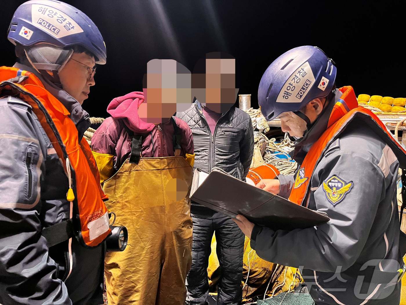 보령해경이 단속을 하고 있다. (보령해경 제공. 재판매 및 DB금지) /뉴스1