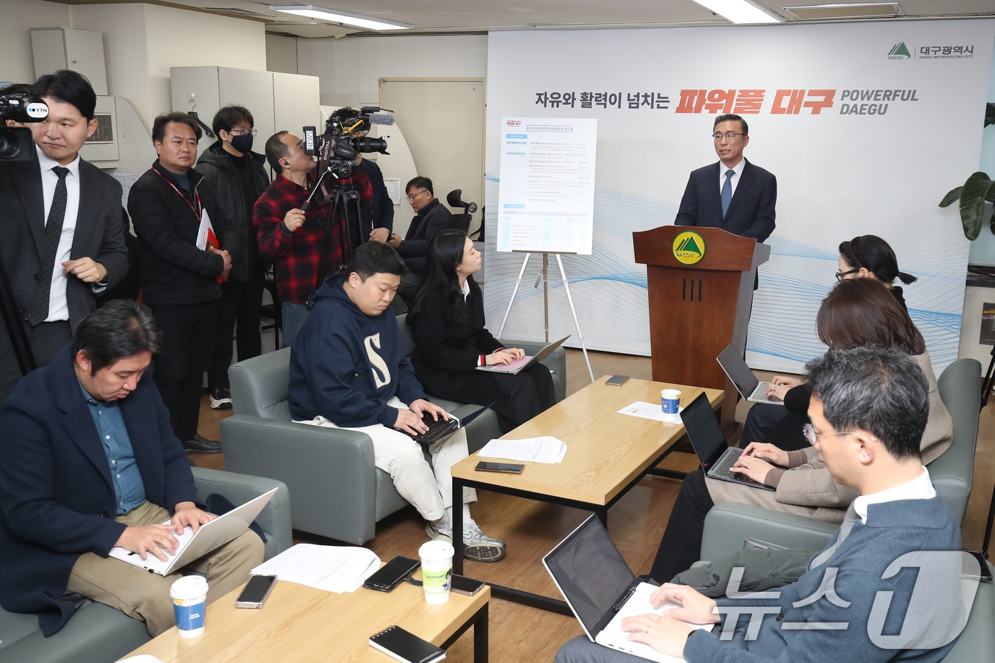 5일 오전 대구시청 동인청사 기자실에서 열린 '대구 군부대 최종 이전지 평가결과 발표' 설명회에서 윤영대 대구시 군사시설이전특보가 군위군 선정 결과에 대한 취재진 질문에 답하고 있다. (사진은 기사 내용과 무관함) 2025.3.5/뉴스1 ⓒ News1 공정식 기자