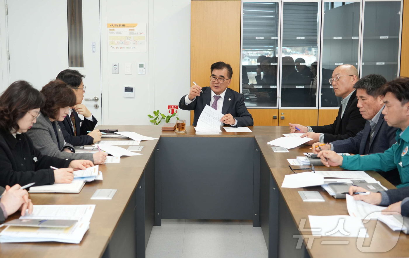 김기웅 서천군수가 중대범죄 예방 위한 긴급 대책회의를 주재하고 있다.&#40;서천군 제공, 재판매 및 DB금지&#41;/뉴스1