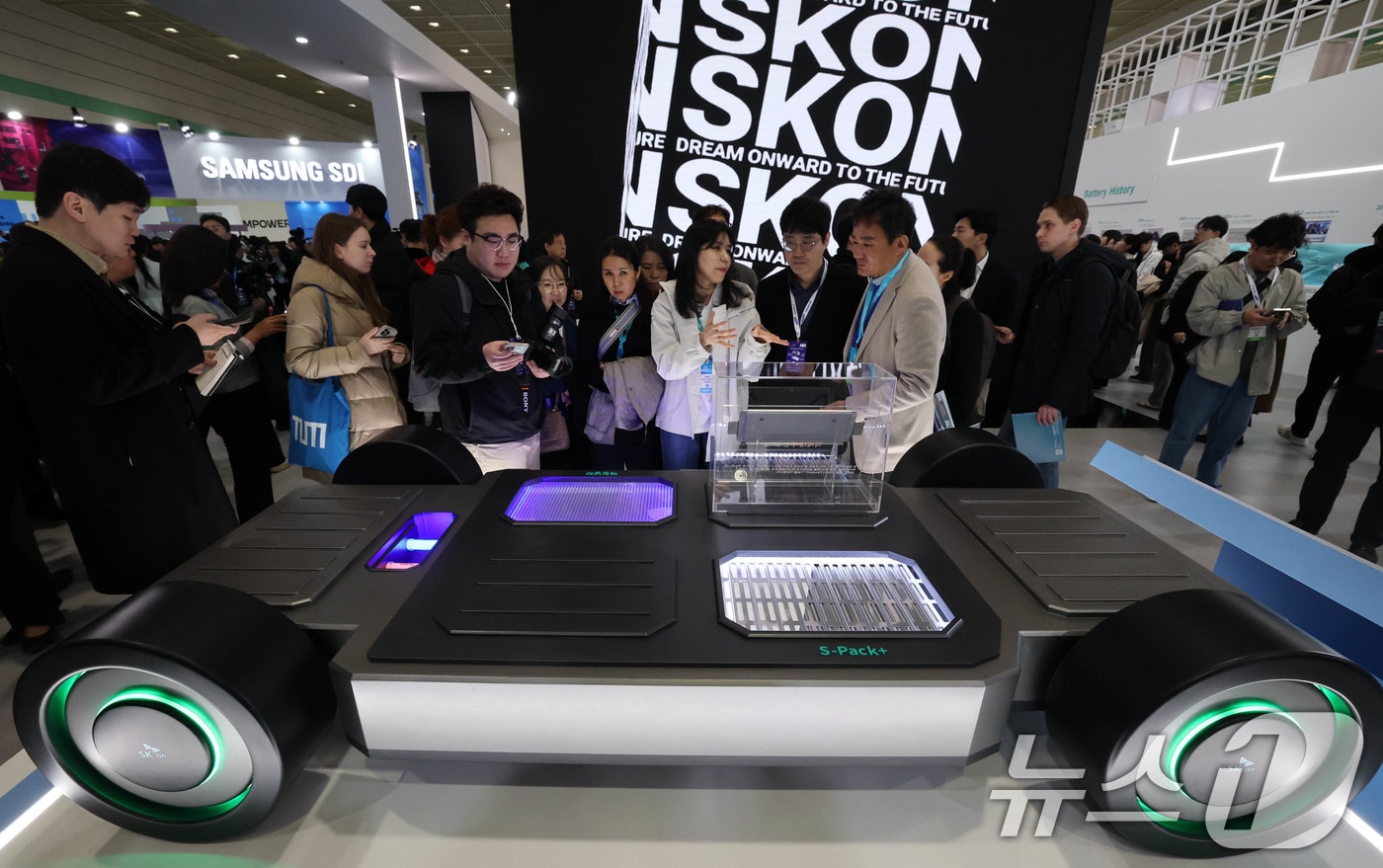 5일 서울 강남구 코엑스에서 개막한 ‘인터배터리 2025’ SK온 부스를 찾은 관람객들이 전기차 배터리 모형을 살펴보고 있다. 올해로 13회를 맞이하는 역대 최대규모의 배터리 전문 전시회인 이번 전시에는 688개사 2330부스 규모로 이날부터 7일까지 3일동안 개최된다. 2025.3.5/뉴스1 ⓒ News1 박세연 기자