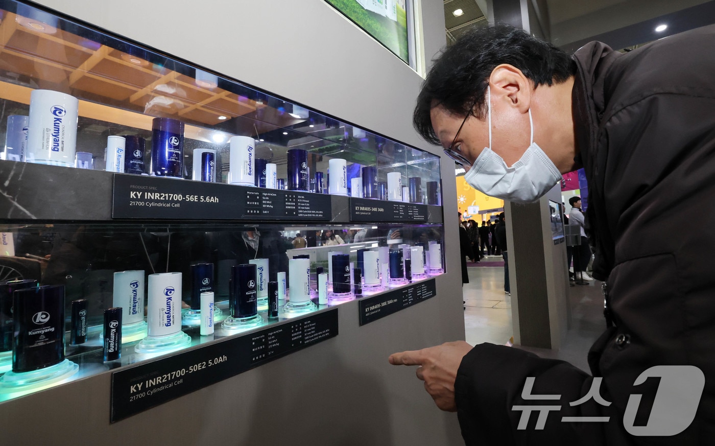 5일 서울 강남구 코엑스에서 개막한 ‘인터배터리 2025’ 금양부스를 찾은 관람객이 원통형 배터리를 살펴보고 있다.  2025.3.5/뉴스1 ⓒ News1 박세연 기자